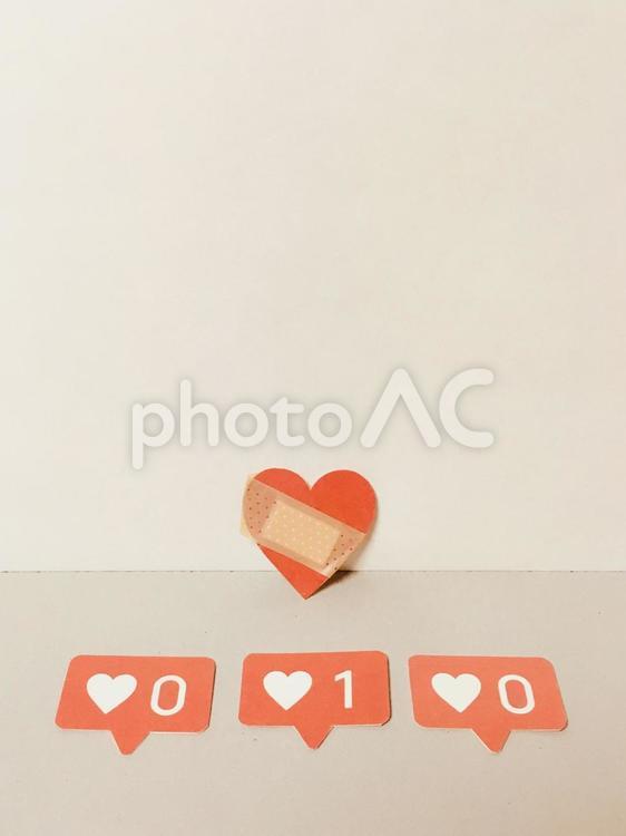 ハートと傷テープ吹き出し3縦 ハート,傷,痛みの写真素材