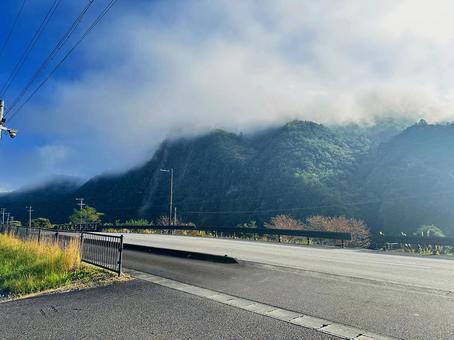 朝の霧　山脈　河川敷 風景,和歌山県熊野川町,河川敷の写真素材