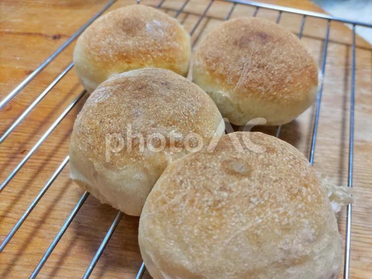 パンの粗熱をとる パン,手作り,丸パンの写真素材