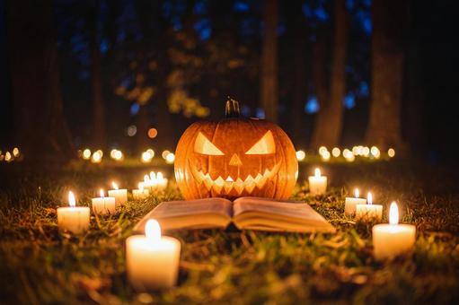 ハロウィンのかぼちゃと本 ハロウィンのかぼちゃと本の写真