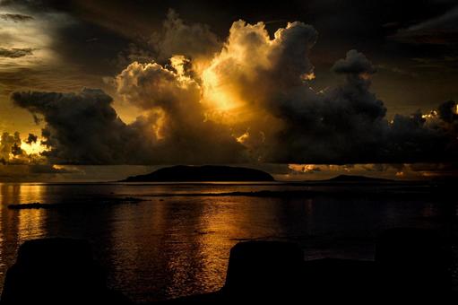 <素材>夏の雨の夕暮れの海の風景 <素材>夏の雨の夕暮れの海の風景の写真