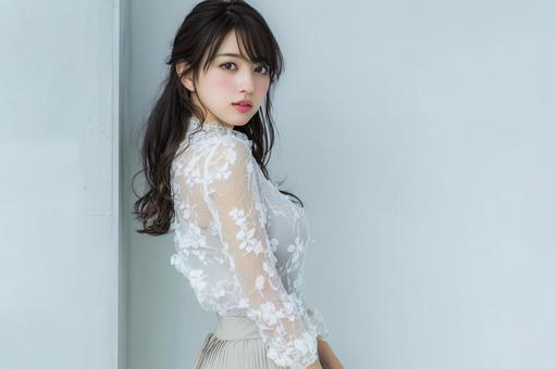 花柄レースのブラウスを着た女性 花柄レースのブラウスを着た女性の写真
