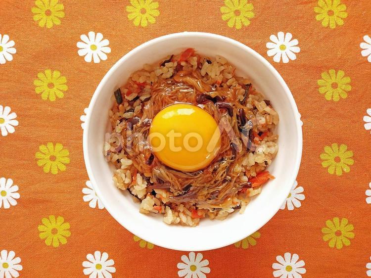 炊き込みご飯となめ茸生卵　上から見た画 炊き込み,ご飯,なめ茸の写真素材