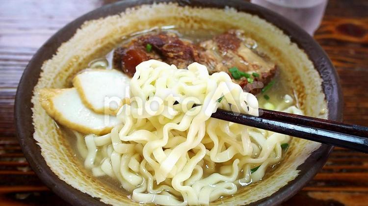 沖縄料理・沖縄そば（食べるシーン） 沖縄そば,豚肉,麺料理の写真素材