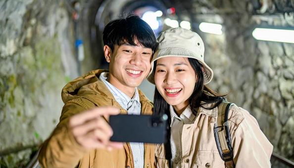 旅行先で記念撮影するカップル 旅行先で記念撮影するカップルの写真