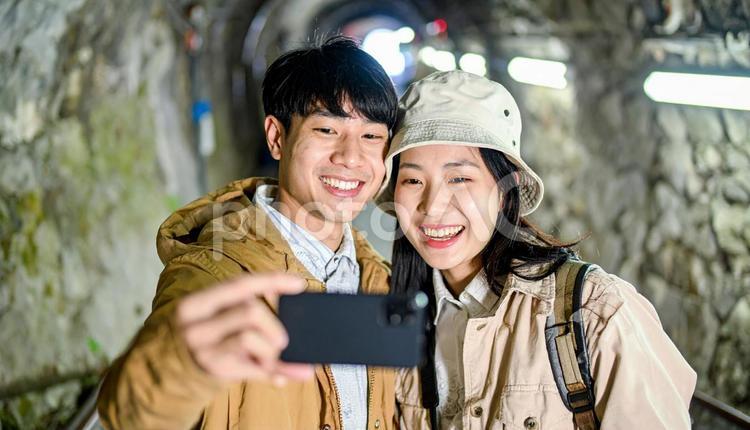旅行先で記念撮影するカップル カップル,未来,光の写真素材