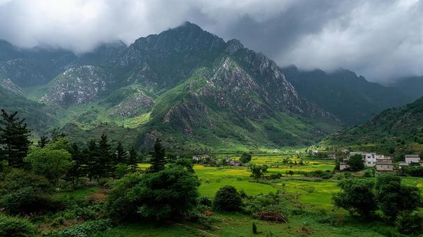険しい山々と深い谷が織りなす絶景 険しい山々と深い谷が織りなす絶景の写真