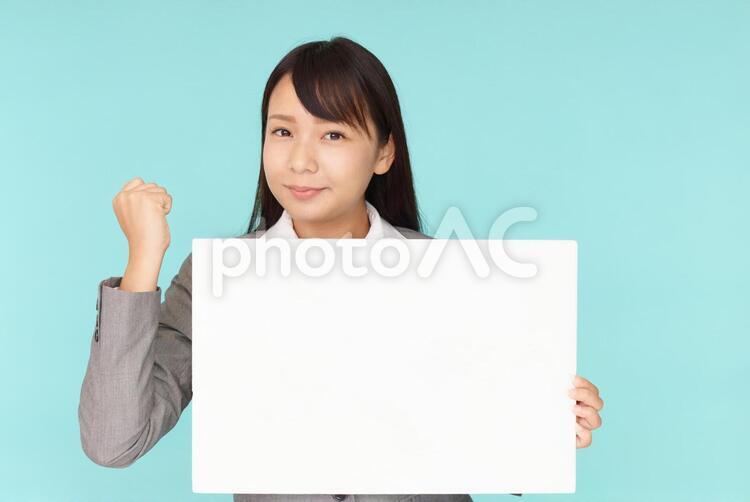ホワイトボートを持つ笑顔の女性 女性,ビジネスウーマン,女の写真素材