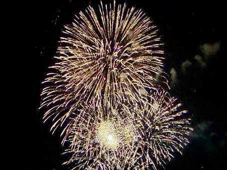 夜空を彩る打ち上げ花火 夜空を彩る打ち上げ花火の写真