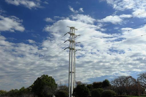 高圧線の鉄塔の写真