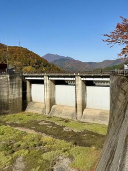 秋の福井県の九頭竜ダム　紅葉に色づく湖 秋,道路,晩秋の写真素材