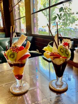 フルーツパフェとチョコレートパフェ フルーツパフェとチョコレートパフェ パフェ,フルーツパフェ,チョコレートパフェの写真素材