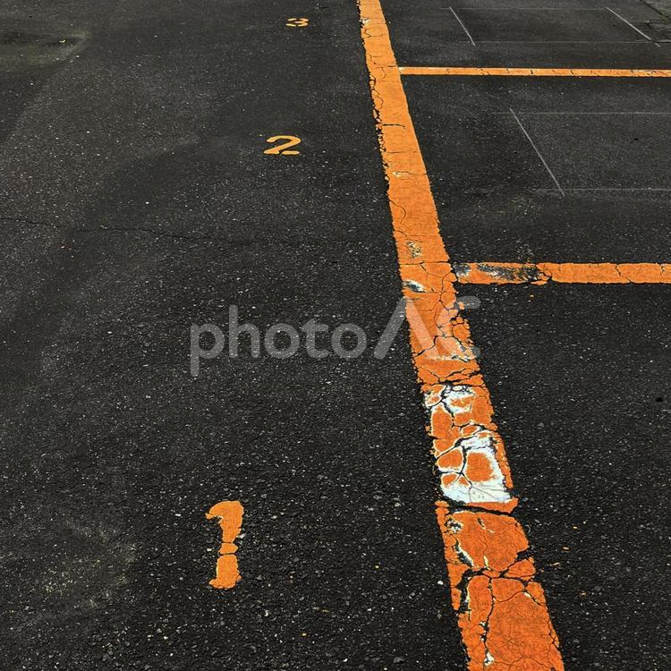 駐車場 駐車場,パーキング,アスファルトの写真素材