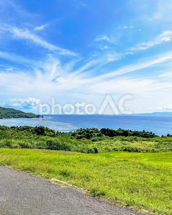 青い海と空と草地の緑が美しい石垣島の景色 石垣島,草地,海の写真素材