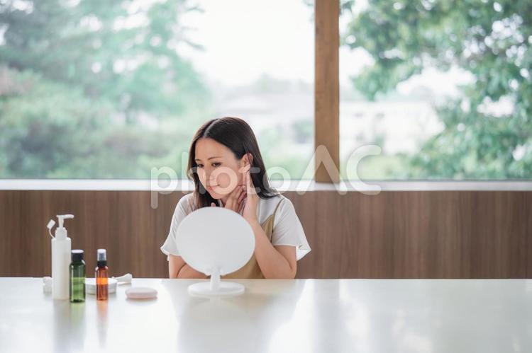 フェイスラインをケアする女性 フェイスライン,輪郭,首の写真素材