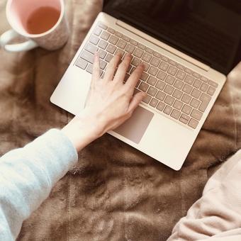 リラックスしてリモートワーク ビジネス,女性,リモートの写真素材