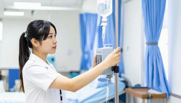 輸液ポンプの点検をする日本人看護師 輸液ポンプの点検をする日本人看護師の写真