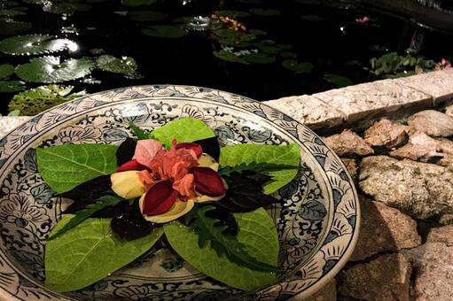 陶器の器に浮かぶアジアンフラワー 浮き花,花,葉の写真素材