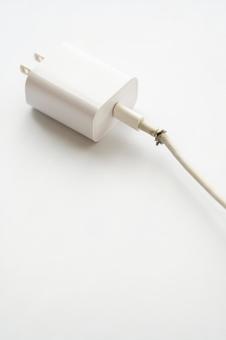 白背景に電源プラグ断線 白背景に電源プラグ断線 断線,危険,故障の写真素材