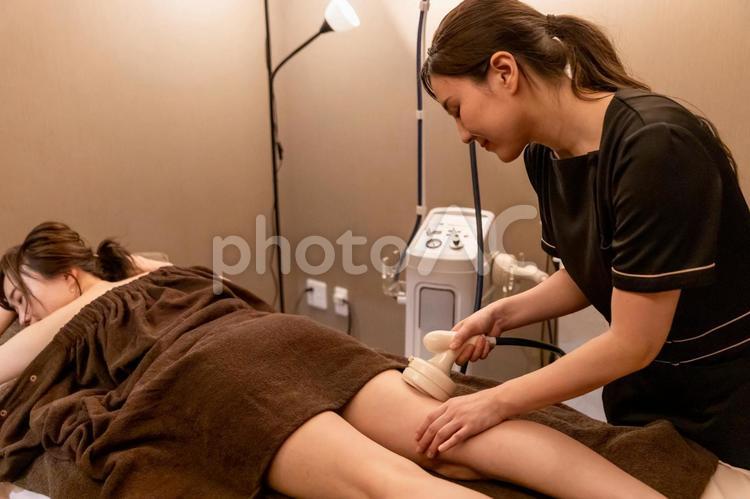 エステサロンで施術を受ける女性（キャビテーション・太もも） エステ,美脚,太ももの写真素材