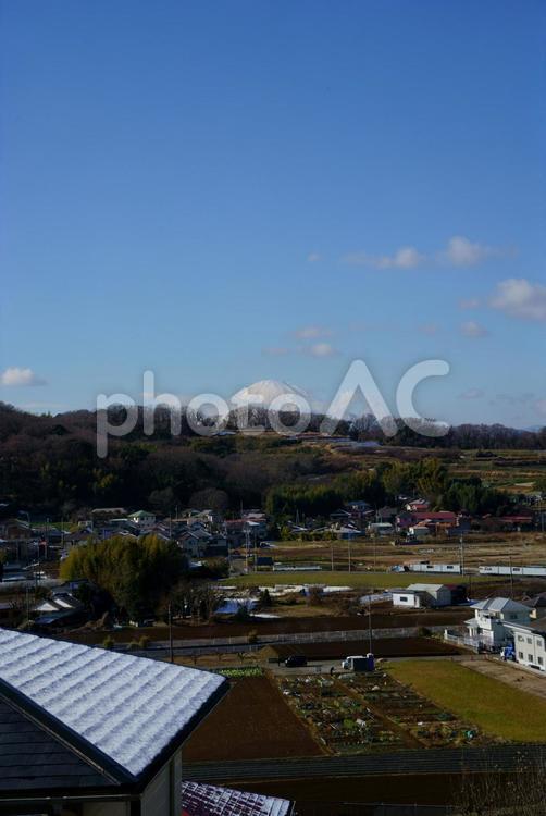 青空と富士山と田舎の風景縦構図 風景,観光地,青空の写真素材