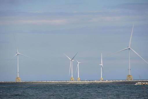 洋上風力発電機の風景 海,晴れ,ブルーの写真素材