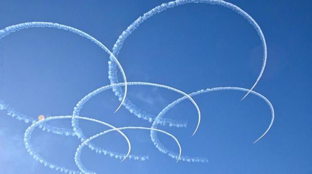  ブルーインパルスが青空に描いた円形の雲 ブルーインパルス,飛行機,ジェット機の写真素材