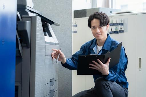 オフィスで仕事をする若い男性エンジニア オフィスで仕事をする若い男性エンジニア エンジニア,メンテナンス,ビジネスの写真素材