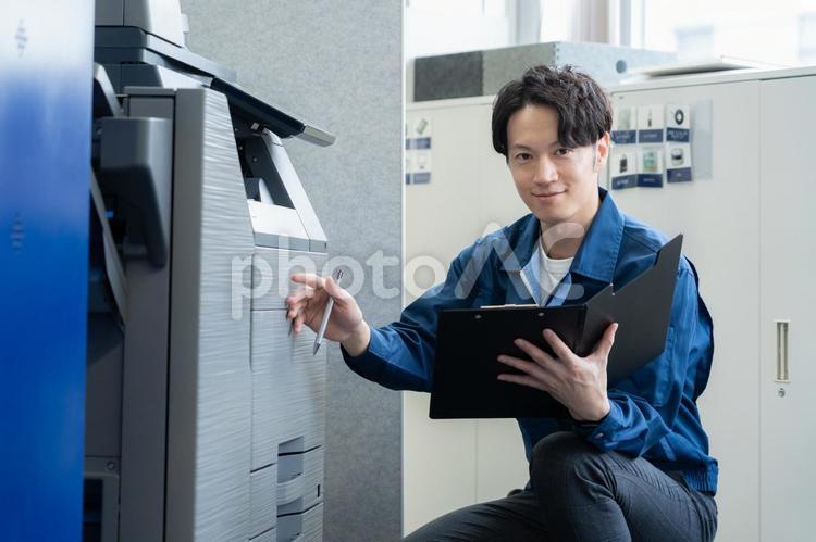 オフィスで仕事をする若い男性エンジニア エンジニア,メンテナンス,ビジネスの写真素材