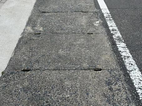 アスファルト舗装の歩道と道路の境界 アスファルト,道路,歩道の写真素材