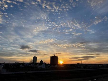 夕陽　町のシルエット 夕陽,夕焼け,空の写真素材