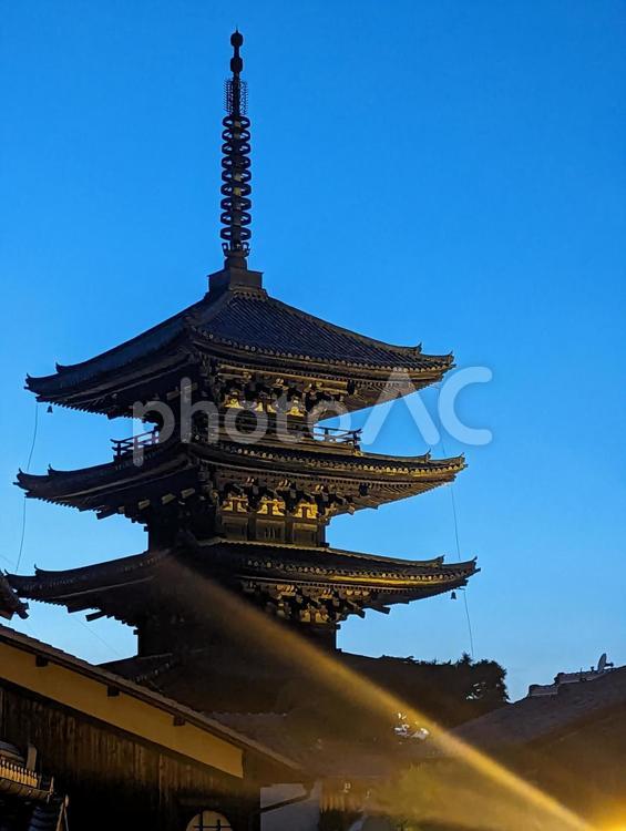 夕暮れの八坂の塔 影,シルエット,寺の写真素材