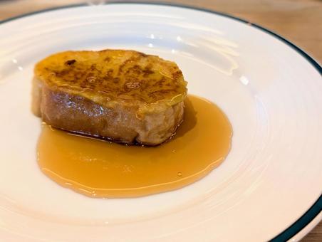 フレンチトースト フレンチトースト フレンチトースト,メープルシロップ,バゲットの写真素材