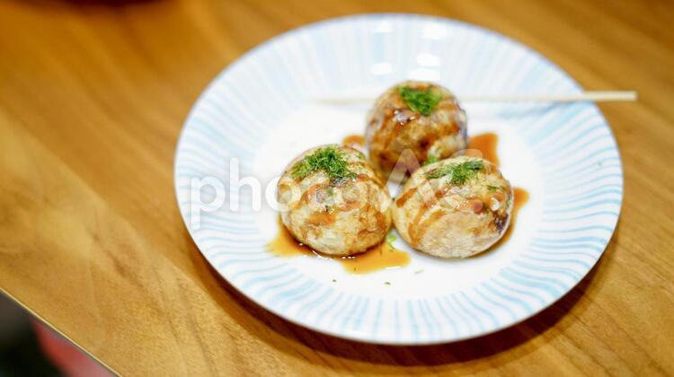 たこ焼きが３つ盛られた小皿 食べ物,食事,ダイナーの写真素材