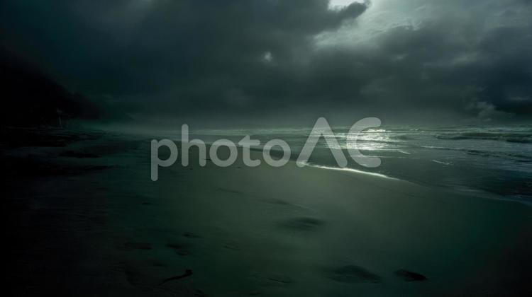 月が雲に隠れた夜の砂浜 海,砂浜,夜の写真素材