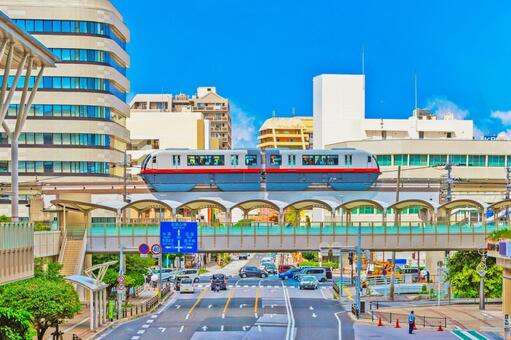 那覇市中心部を貫く高架鉄道ゆいレール 沖縄,鉄道,ゆいレールの写真素材