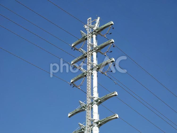大切なインフラ・送電鉄塔の拡大図 鉄塔,送電線,碍子の写真素材