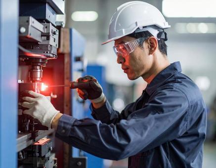 工場の産業用製造装置のマシンメンテナンス 工場の産業用製造装置のマシンメンテナンスの写真