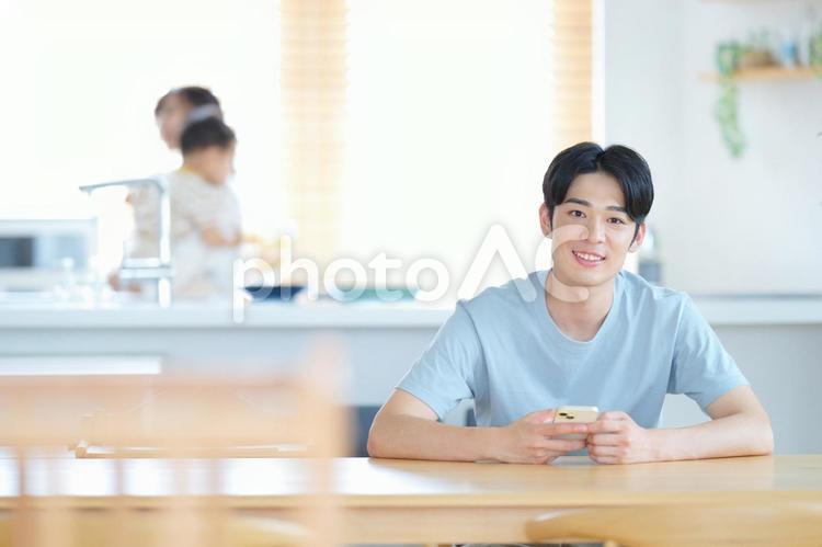 スマホを持ちカメラ目線の男性 男性,スマートフォン,持つの写真素材