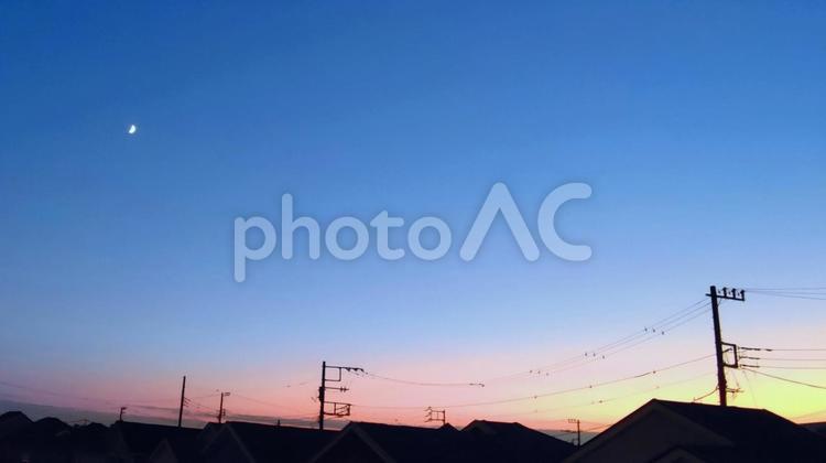 日没直後の空と月 マジックアワー,夕焼け,日没の写真素材