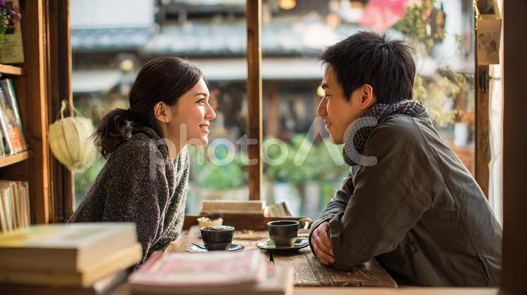 穏やかな時間と二人の笑顔 カップル,恋人,男女の写真素材