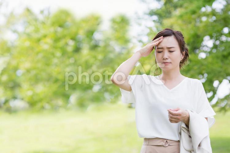 新緑の中の女性 女性,暑い,夏バテの写真素材