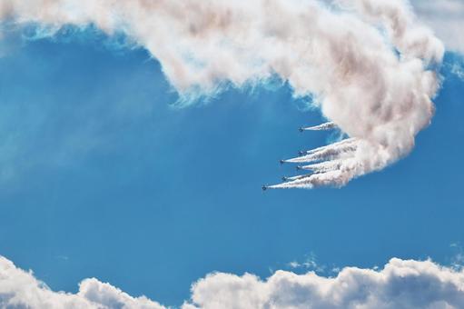 ブルーインパルス　ピラミッド・ローパス4の写真