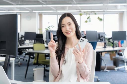 オフィスカジュアルの若い女性エンジニア オフィスカジュアルの若い女性エンジニア ビジネス,オフィス,エンジニアの写真素材