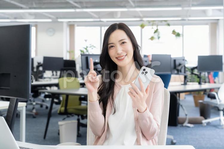 オフィスカジュアルの若い女性エンジニア ビジネス,オフィス,エンジニアの写真素材
