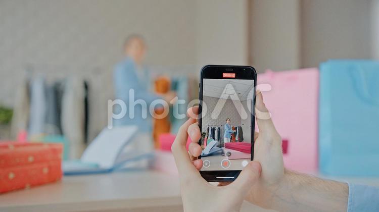 女性を撮影して配信している手元 手元,画面,撮影の写真素材