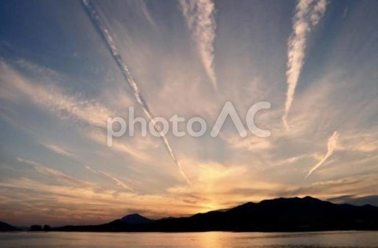 夕日と海 空,海,夕暮れの写真素材