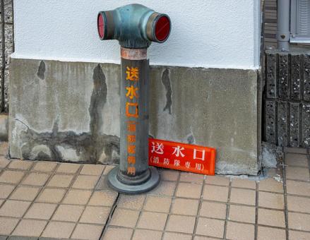 マンションの消火用の送水口 マンションの消火用の送水口 屋外,防災,建物の写真素材