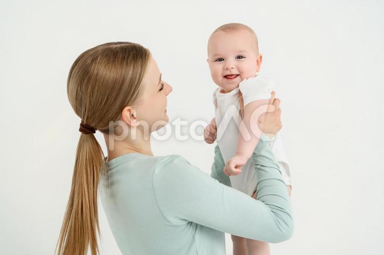 抱き上げられて嬉しそうに笑う赤ちゃん 女性,赤ちゃん,かわいいの写真素材