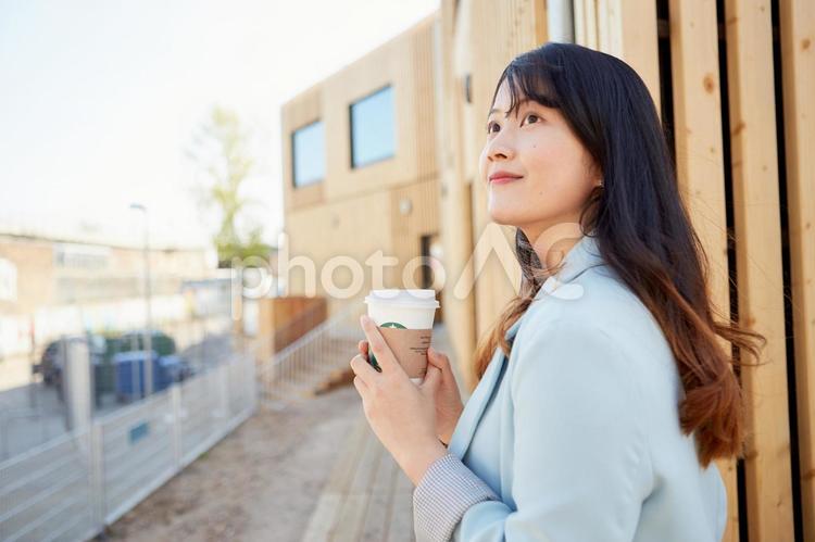 テイクアウトのコーヒーを飲む日本人女性26 女性,日本人,アジア人の写真素材